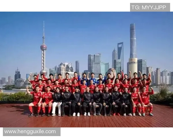 昔日绿茵英雄重聚欢庆时刻退役足球明星共叙友情与荣耀